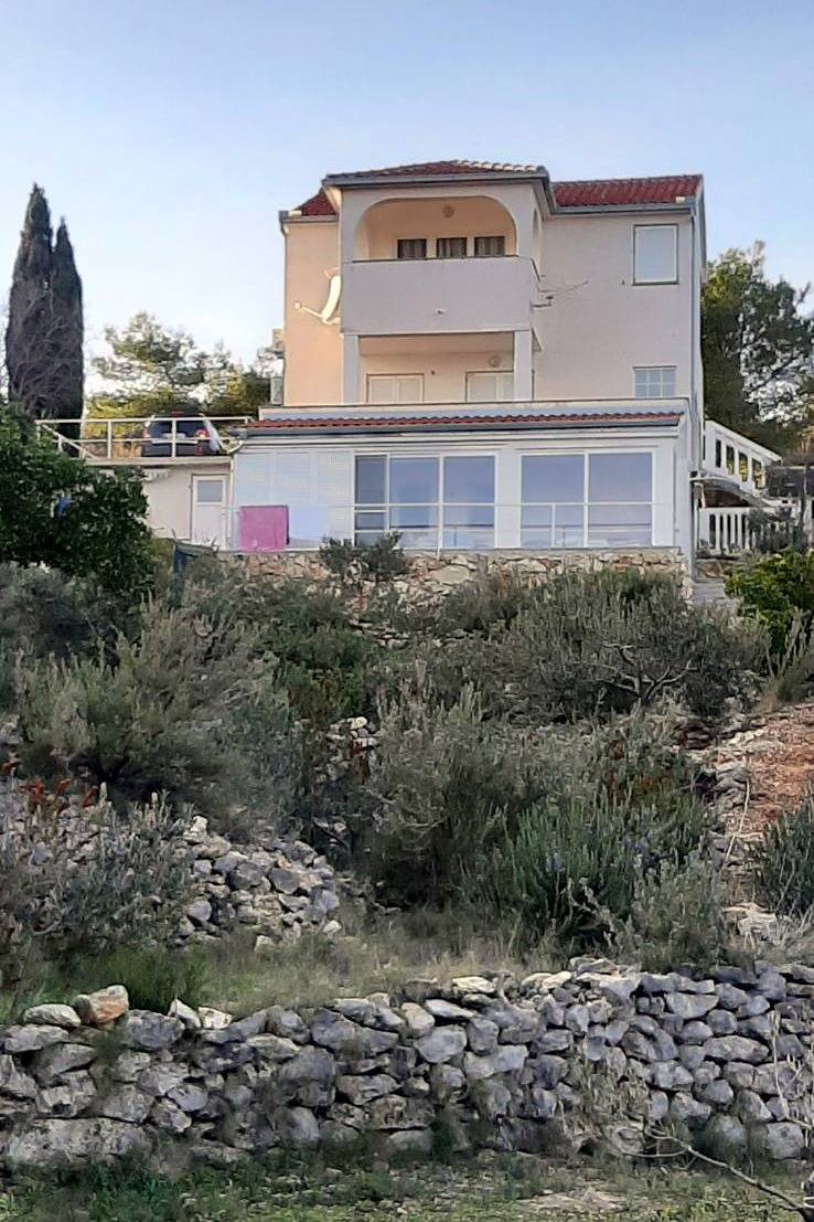 Ganze Wohnung, 2-Zimmer-Ferienwohnung mit Terrasse und Meerblick Brgujac, Vis -a in Rukavac, Split-Dalmatien
