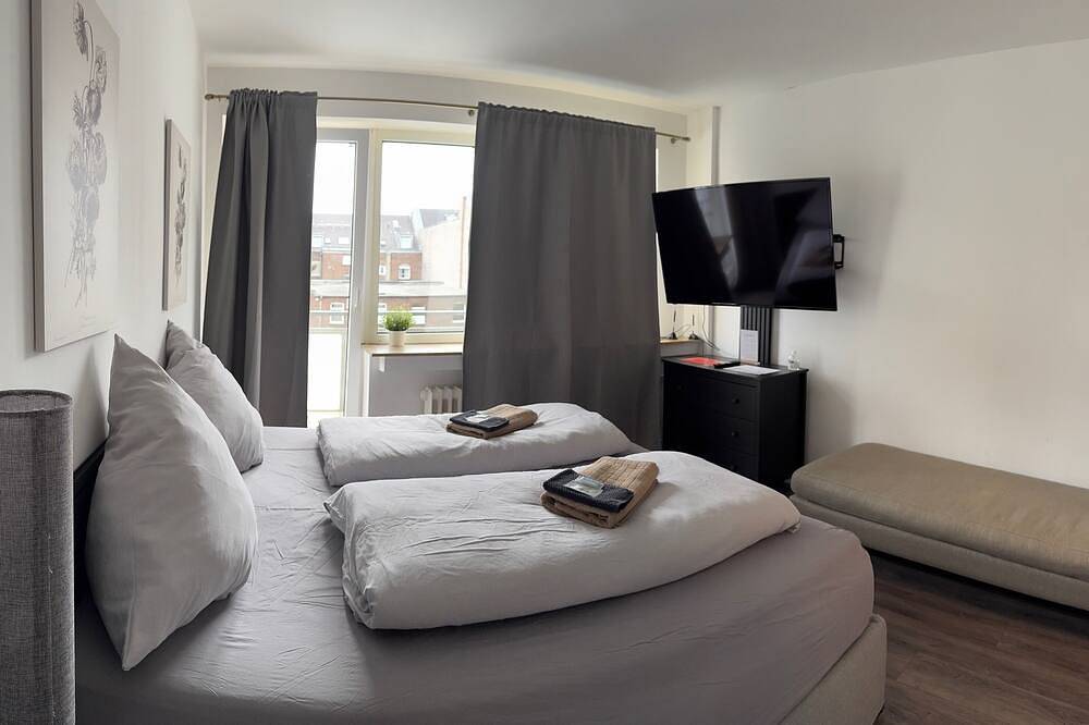 Entire apartment, Stylish apartments with balcony & close to the Rhine in the heart of Cologne's Südstadt district in Cologne, Rhineland