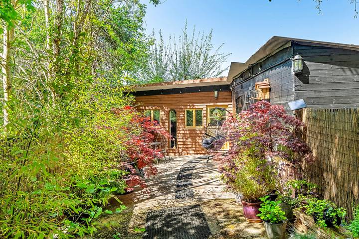 Holiday letting for 2 people, with garden in Hampshire