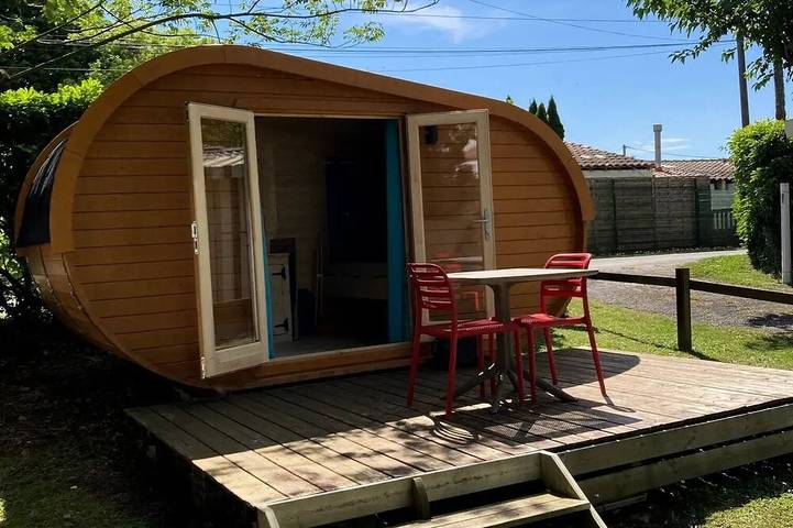 Gîte pour 2 personnes, avec Jacuzzi et Terrasse ainsi que Piscine et Sauna à Saint-Georges-de-Didonne
