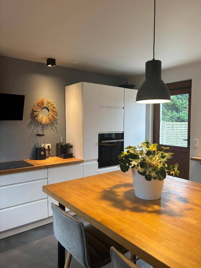 Location de vacances pour 6 personnes, avec piscine ainsi que vue et jardin à Lasne