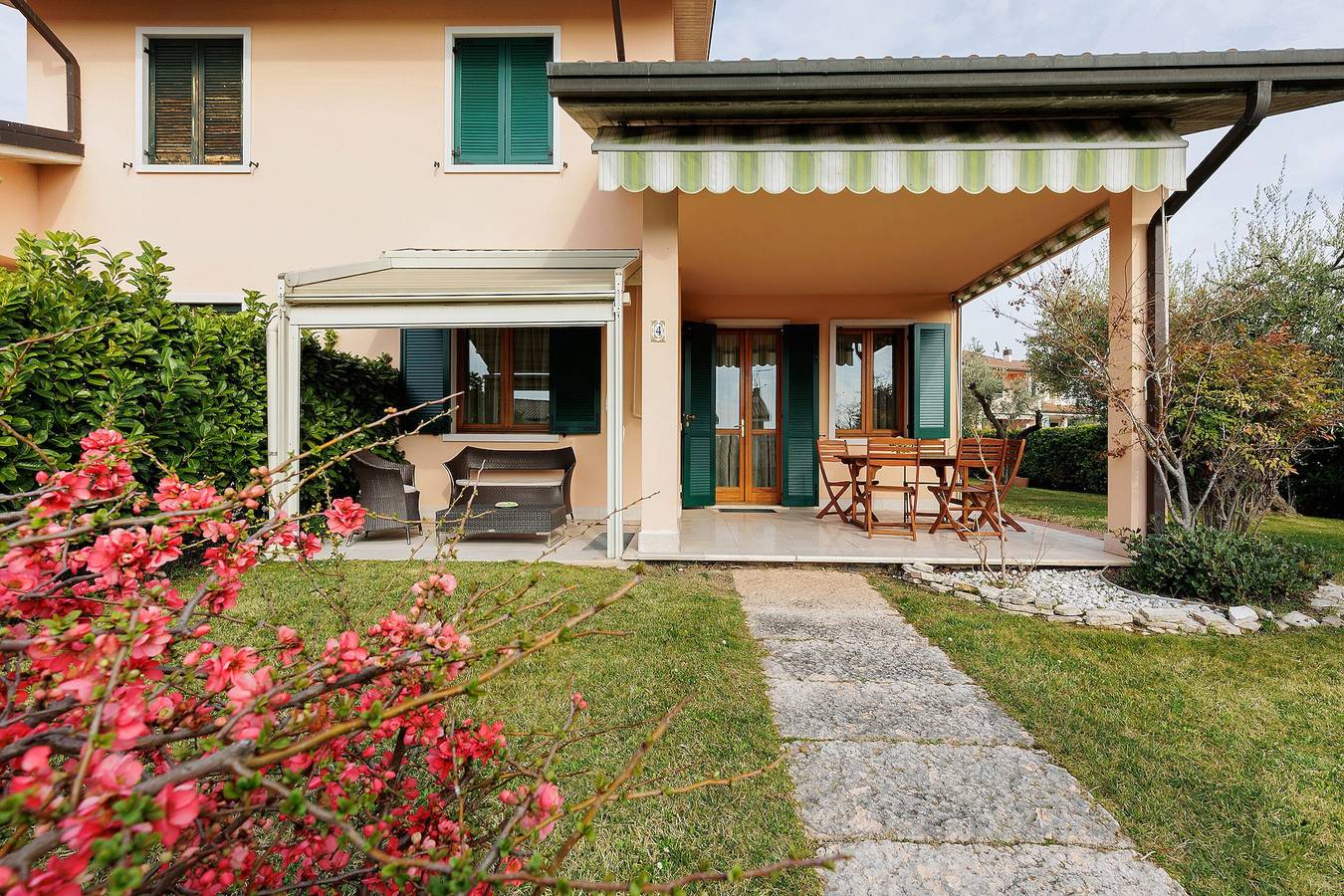 Apartamento entero, Apartamento 'Villetta Degli Oleandri' con vistas al lago, Wi-Fi y aire acondicionado in Lazise, Montañas Garda