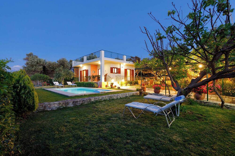 Lily's Cottage, secluded, Sea View Villa with private pool and amazing Garden in Région de Réthymnon
