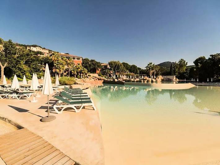 Location de vacances pour 8 personnes, avec vue ainsi que piscine et terrasse à Grimaud