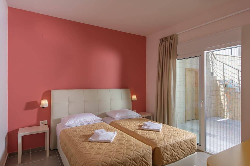 Heated pool + Hydromassage ★ 500mt to beach ★ Sea view ★ Walk to market / restaurants / bar in Kato Stalos, Chania region