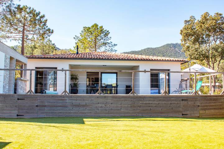 Ferienhaus für 6 Personen, mit Pool und Terrasse sowie Garten, kinderfreundlich