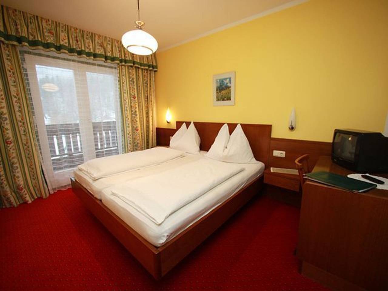 Hotel garni Weberhäusl - Doppelzimmer 9 in Strobl, Salzkammergut