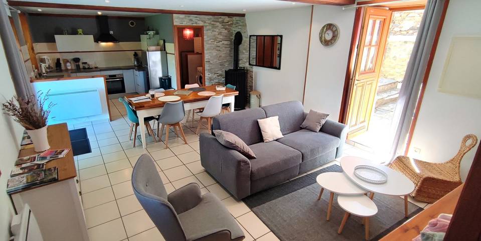 Gîte pour 6 personnes, avec jardin et terrasse à Blassac