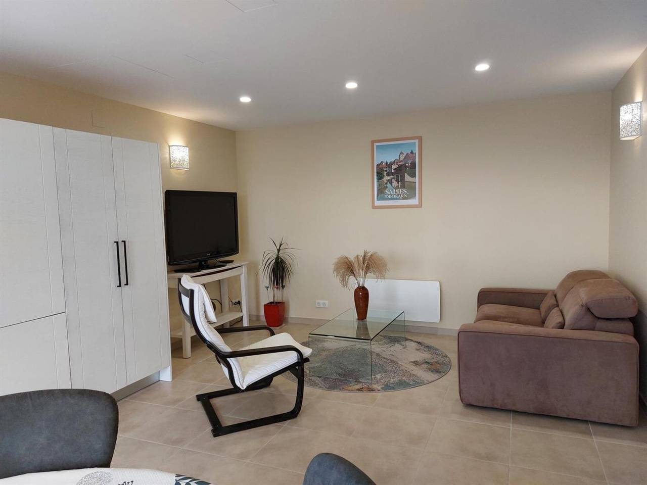 Appartement entier, Appartement 'Pyrenea' avec vue sur la montagne, terrasse privée et Wi-Fi in Salies-de-Béarn, Béarn