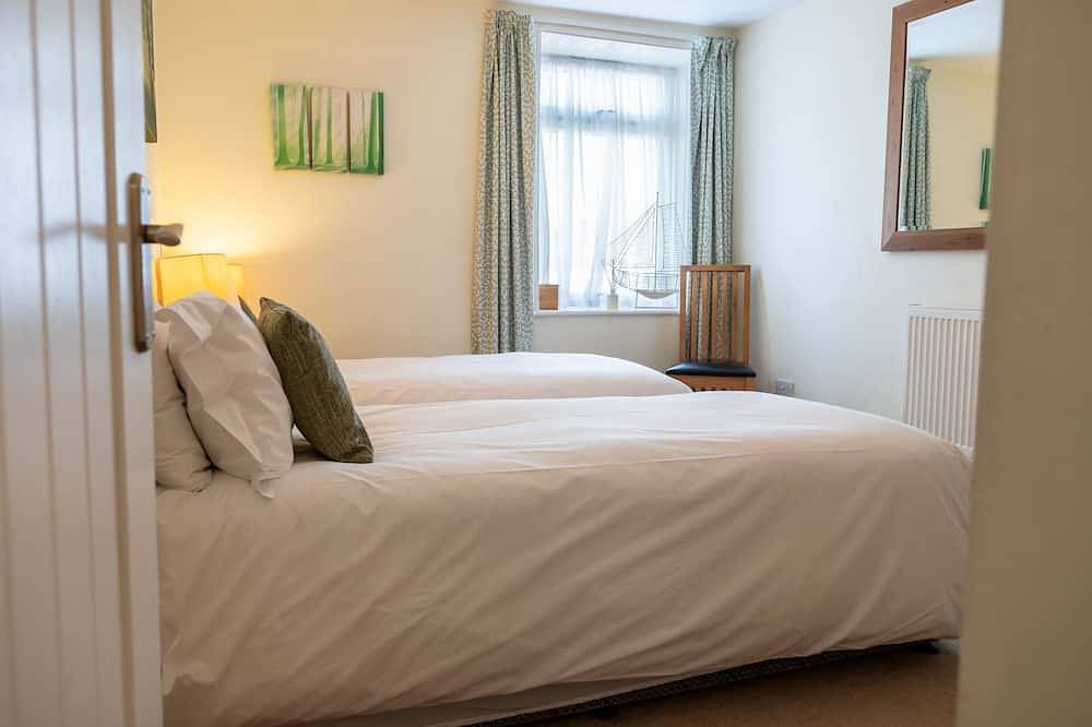 Sea Spray - sleeps 4 guests in 2 bedrooms in Moelfre, Insel Anglesey