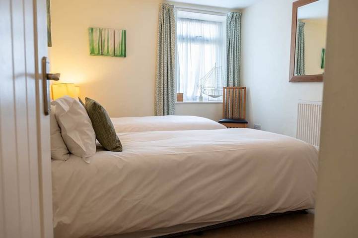 Sea Spray - sleeps 4 guests  in 2 bedrooms in Moelfre, Isle of Anglesey