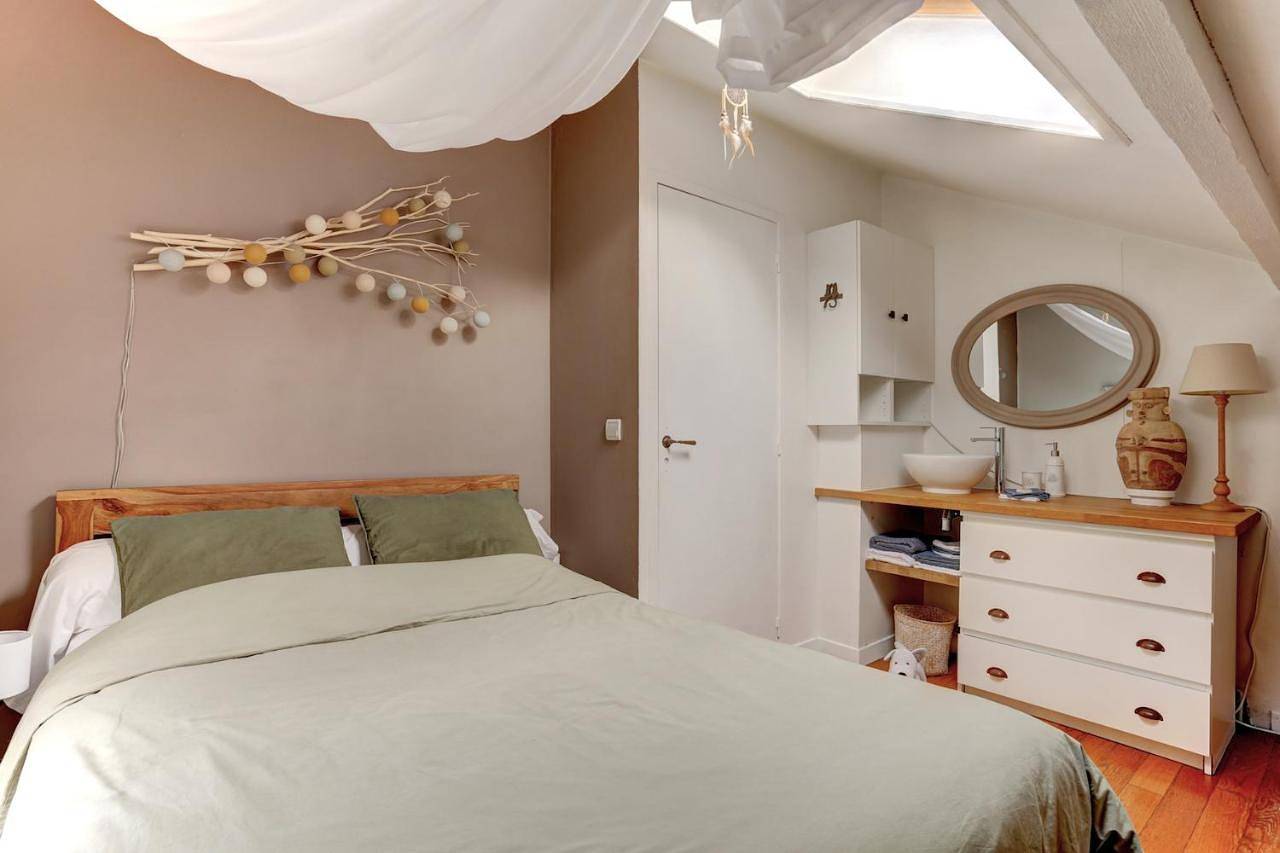 Two-Bedroom House in Noisy-le-Roi, Yvelines