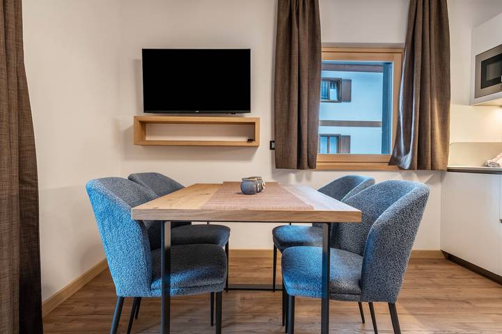 Appartamento intero, "Kamerloy Apartments - A" con vista sulle montagne, Wi-Fi, balcone e giardino in Campitello di Fassa, Dolomiti Superski