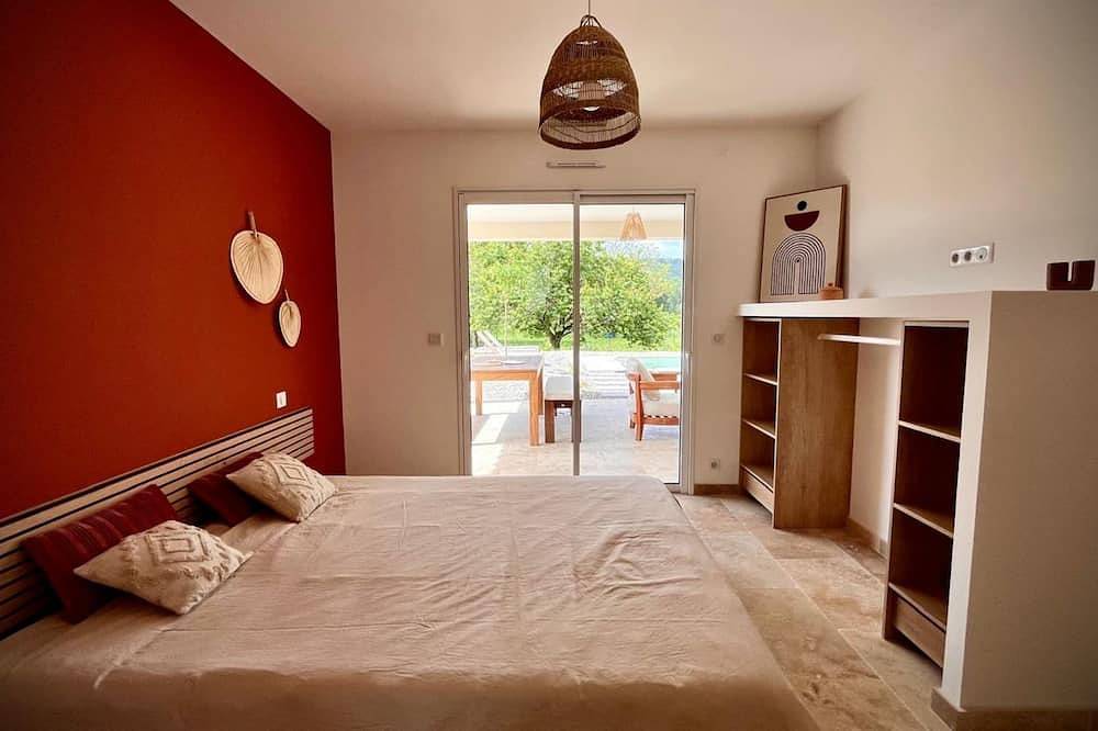 Villa Neuve Piscine Privée, au Calme à la Campagne, Clôturée, Clim, 8 Pers, 4 ch in Salernes, Region de Draguignan