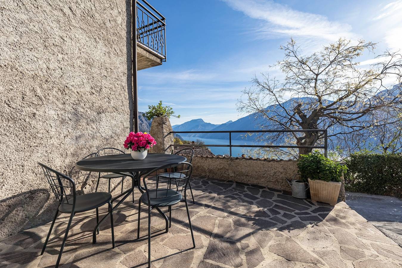 Entire apartment, Apartment 'Casa Bepi' with Lake View, Private Terrace and Wi-Fi in Tremosine, Garda Mountains