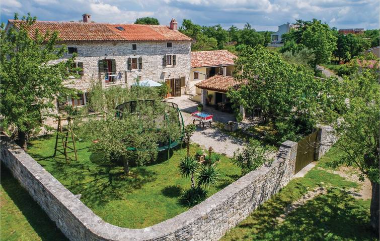 Reizende 2-Zimmer-Wohnung mit Pool und Terrasse in der Nähe des Stadtzentrums von Jursici in Jursici, Svetvinčenat