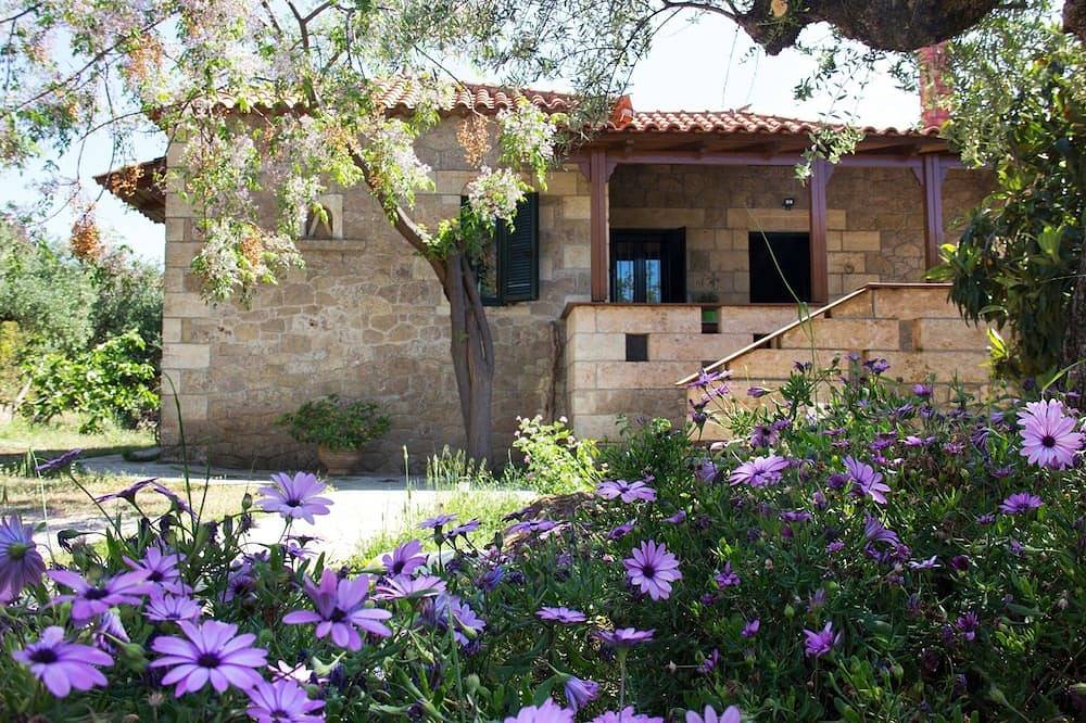 Traditionelles Ferienhaus in der Ruhe des Olivenhains in Stoupa, Messenien