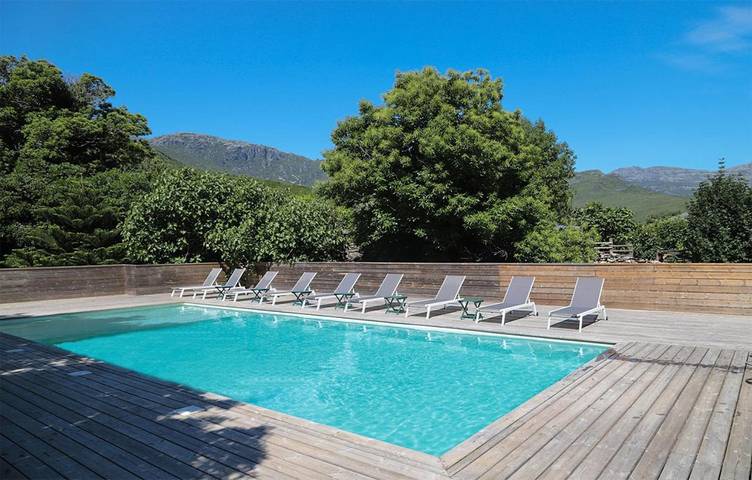 Appartement de vacances pour 4 personnes, avec vue et bassin pour enfant ainsi que piscine et jardin
