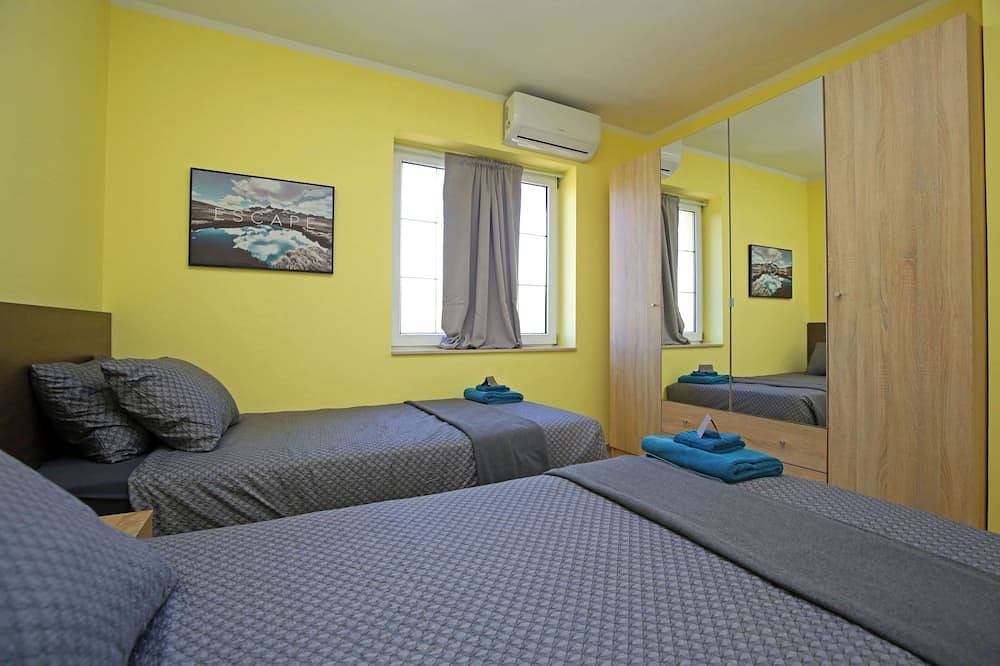 2-bedroom luxury villa surrounded by mountain views just minutes from the beach in Šibenik-Knin