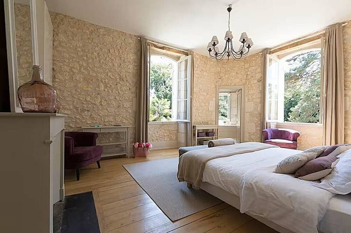 Location de vacances pour 40 personnes, avec piscine à Bourrou