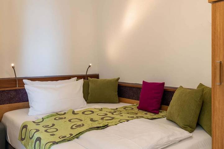 Ganze Wohnung, Rosengarten, 66 qm Souterrain, 2 separate Schlafzimmer, 2 Bäder in Bad Endorf, Chiemsee