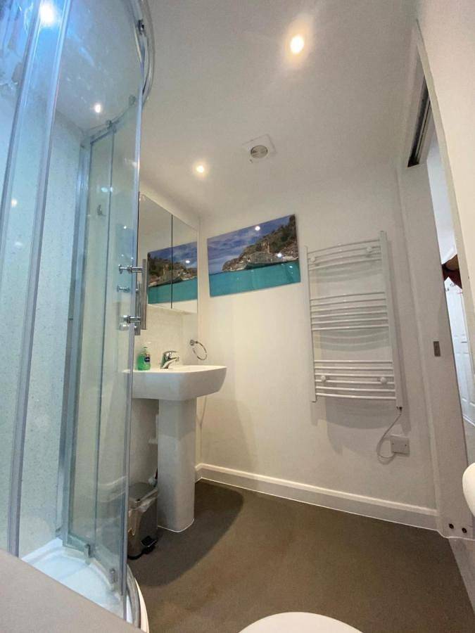 Comfortable cosy double ensuite room 'Karibu' in Cambridge, Cambridgeshire