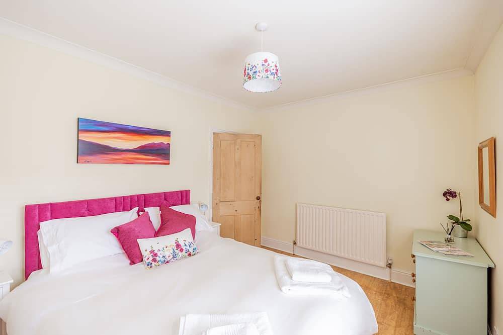 Strayside Cottage Harrogate. Dog friendly. 5 min walk hospital. 15 min walk town in North Yorkshire