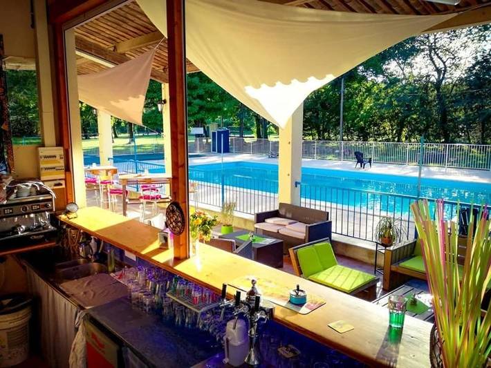 Camping pour 5 personnes, avec Terrasse et Jardin ainsi que Bassin pour enfant et Piscine