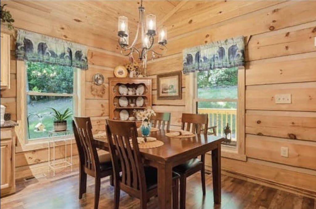 Homey Cozy Dog Friendly Cabin Surrounded By Beautiful Mountain Trees w/Hot Tub+ in Cosby (TN), Cocke County