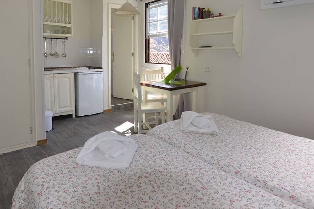 Entire apartment, Casa El Patio - Cozy studio with shared terrace, barbecue and mountain views in Las Poyatas, Hermigua