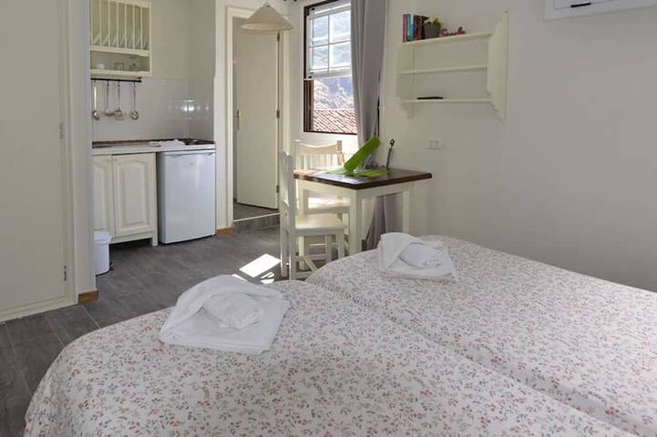 Entire apartment, Casa El Patio - Cozy studio with shared terrace, barbecue and mountain views in Las Poyatas, Hermigua