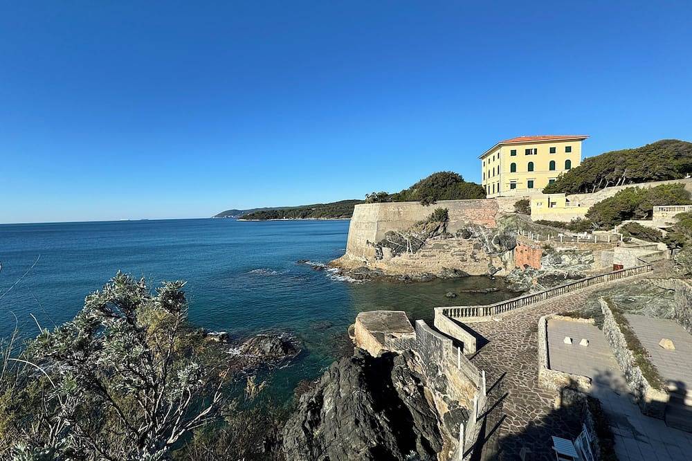 Appartamento intero, Cala Verde House, appartamento con accesso al mare, ombrellone e lettini privati in Rosignano Solvay, Costa degli Etruschi