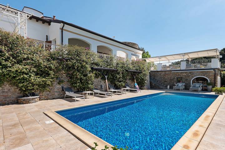 Appartamento intero, Villa Antonia Esclusivo appartamento in villa con piscina e campo da tennis in Andora, Riviera di Ponente