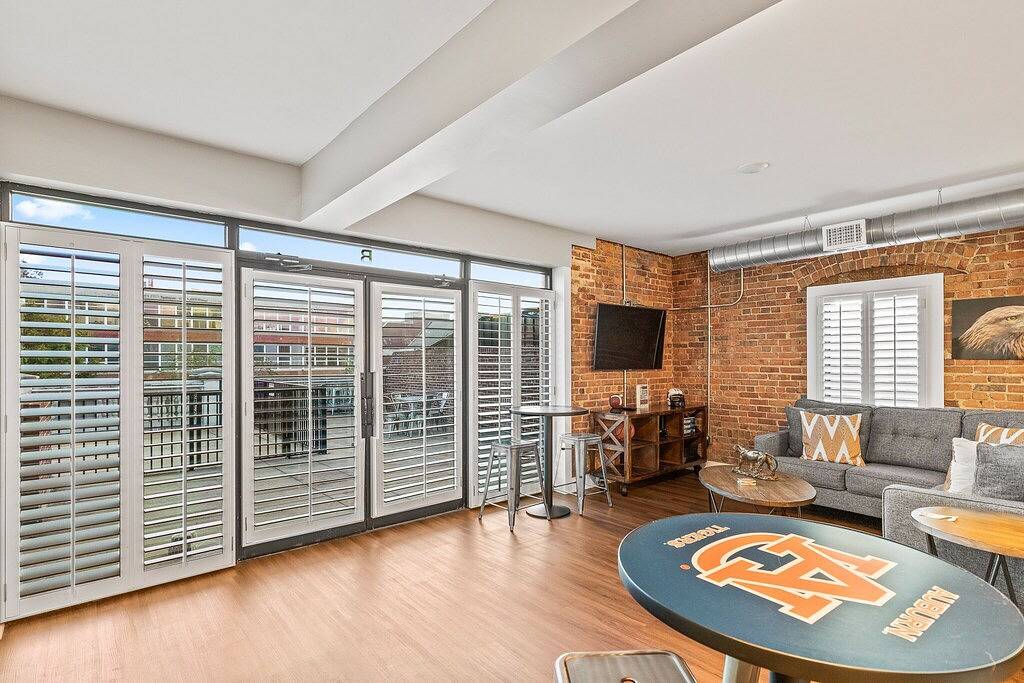 Ganze Wohnung, Luxus Custom Penthouse im Zentrum von Downtown Auburn in Auburn (AL), Alabama