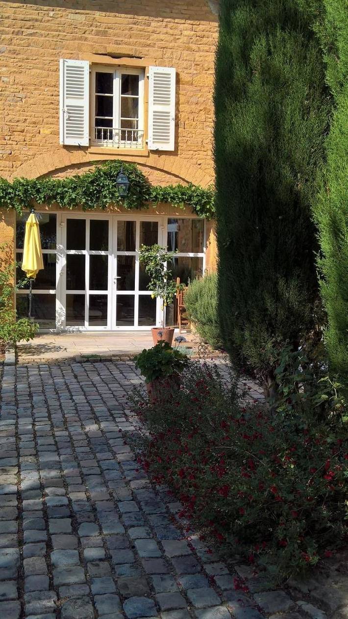 Location de vacances pour 2 personnes, avec terrasse et piscine ainsi que vue et jardin à Theizé