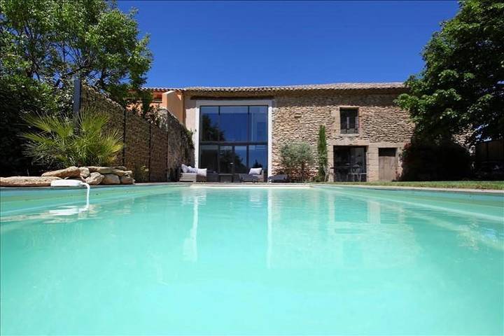 Location de vacances pour 8 personnes, avec vue ainsi que jardin et piscine à Sainte-Cécile-les-Vignes