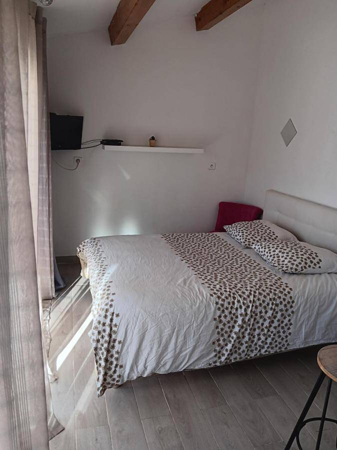 Studio sympa avec parking privé, piscine et clim in Manosque, Parc naturel régional du Luberon