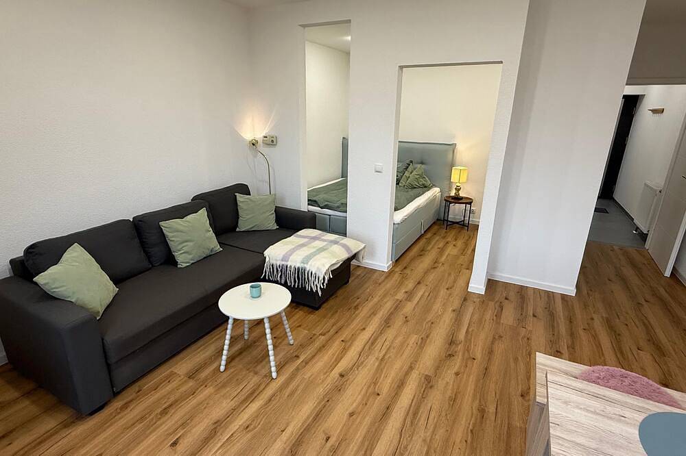 Ganze Wohnung, Komfortable Ferienwohnung mit Parkplatz direkt vor dem eigenen Eingang in Neuwied, Osteifel