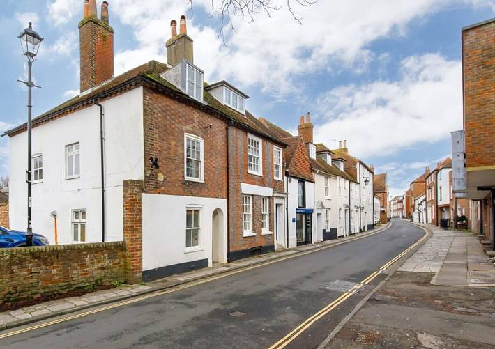 Charming 4bd Townhouse right in the city centre! in Chichester, West Sussex
