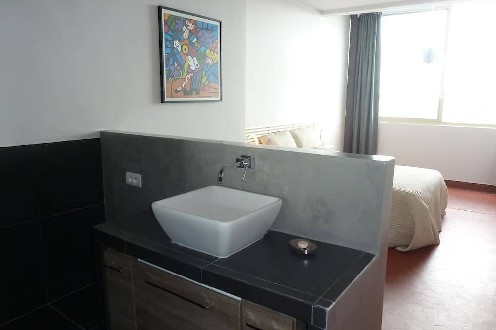 Appartement entier, Grand T1 Design sur le port de Toulon. Magnifique vue sur la mer. in Toulon, Côte méditerranéenne (France)