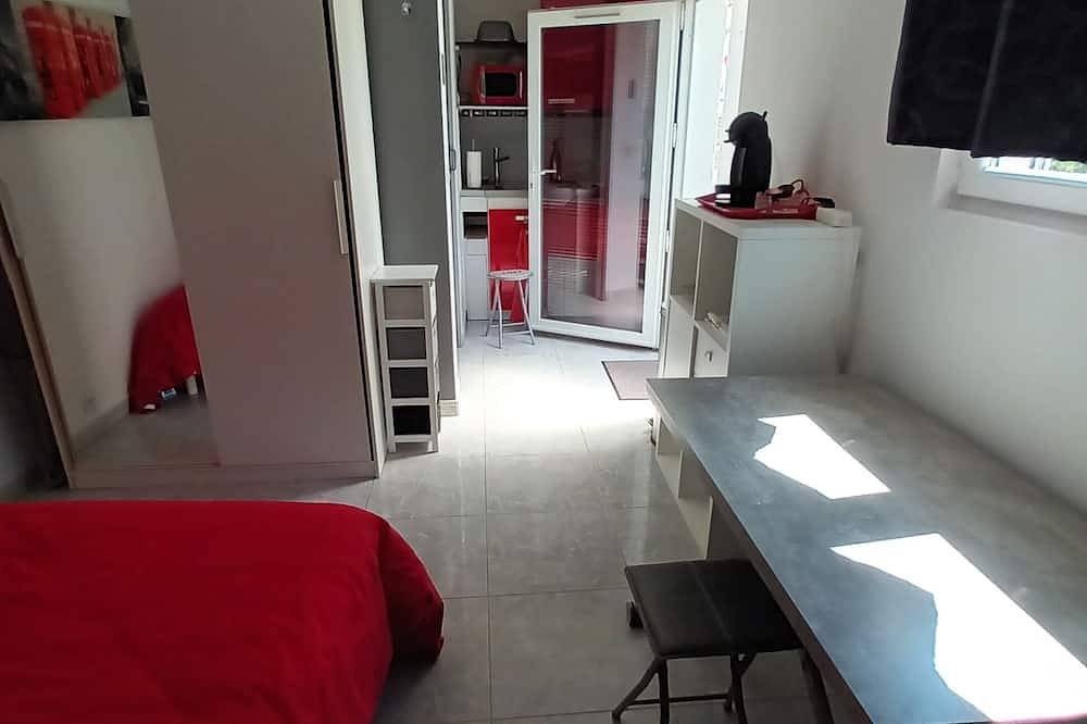 Appartement entier, En Provence, beau studio indépendant, tout équipé in Rognac, Côte méditerranéenne (France)