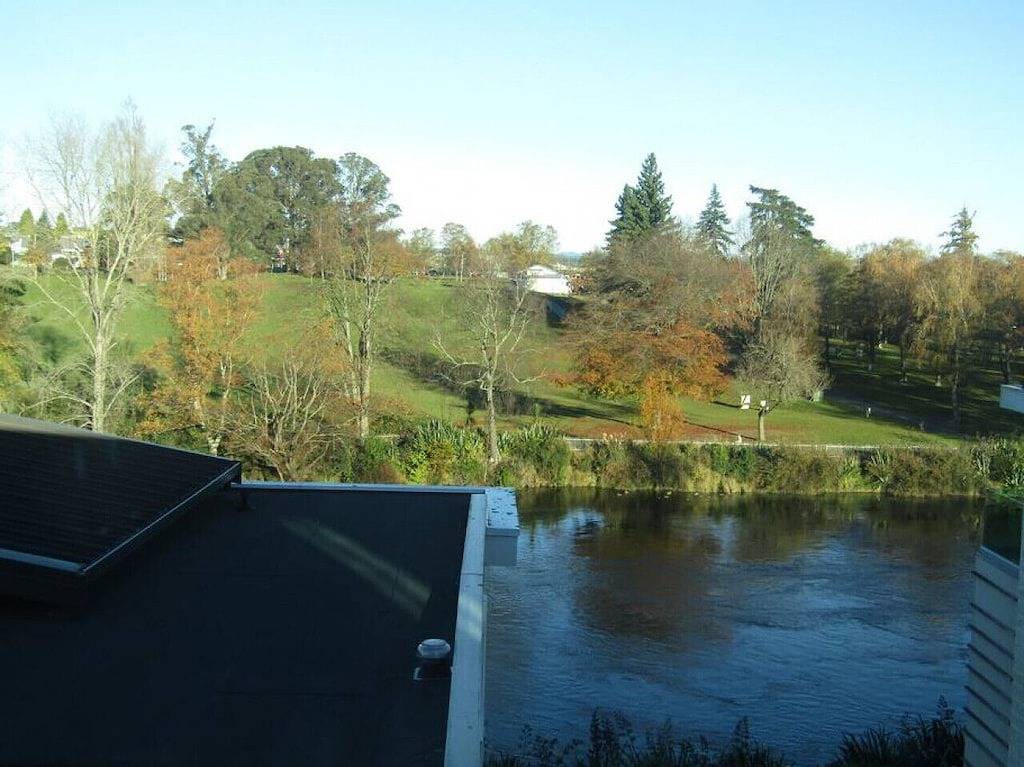 Ganze Wohnung, Das zentrale Apartment mit Flussblick bietet Bettwäsche und Wlan in Taupo, Taupo District
