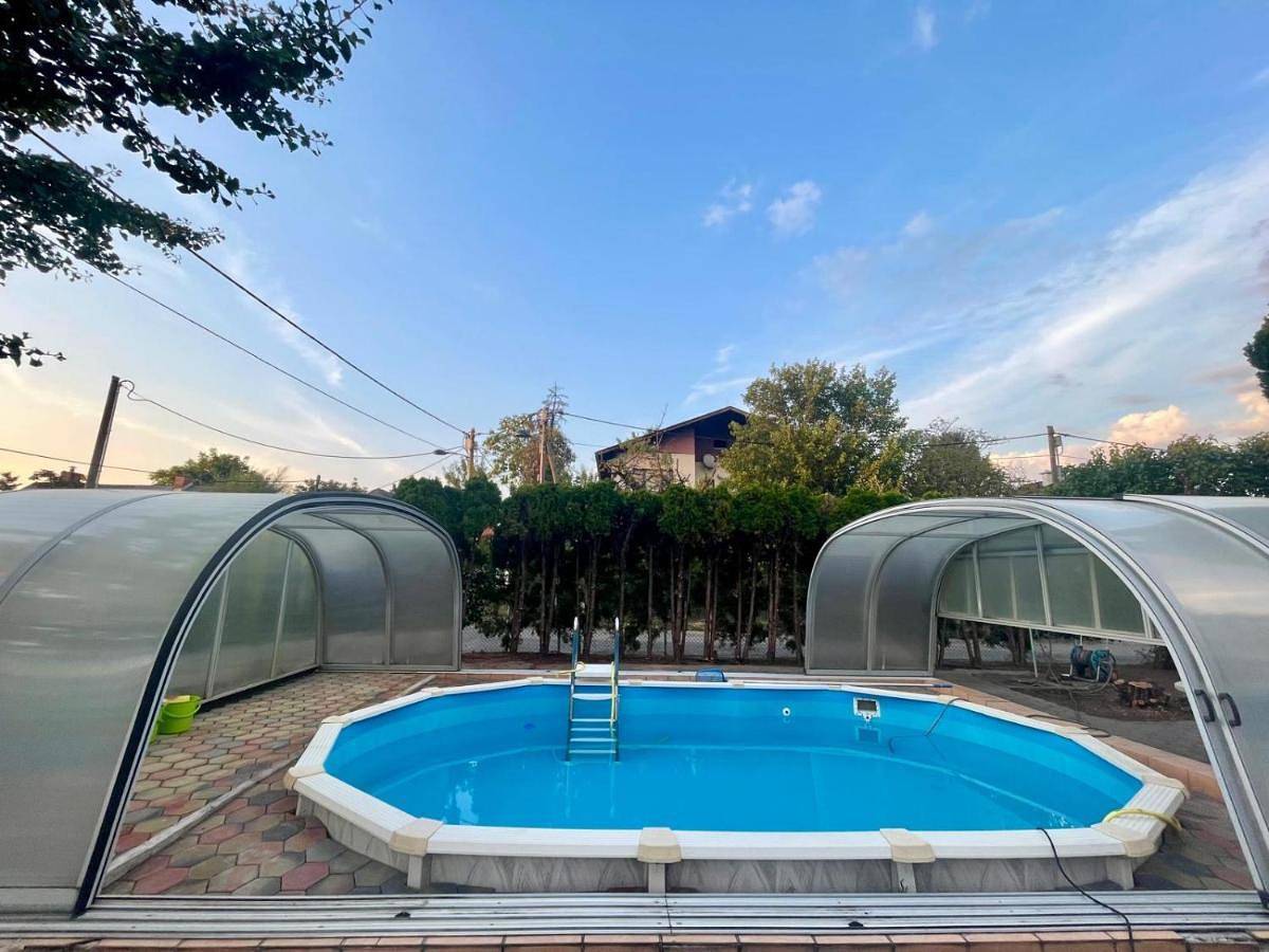 Villa in Vienna in perfect Situaton near Vic and Donau Park with Pool and private Garden sleeps 4 with 2 bedrooms, kitchen and livingroom and bath and private parking in Floridsdorf, Wien