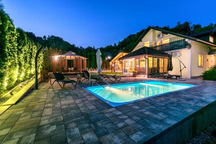 Vakantiehuis voor 10 personen, with Tuin and Zwembad as well as Sauna in Midden-Kroatië
