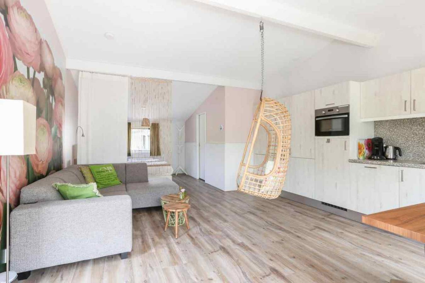 Luxurious 2-person cottage with sauna and outdoor spa near Weerribben-Wieden National Park in Sint Jansklooster, National Park Weerribben-Wieden