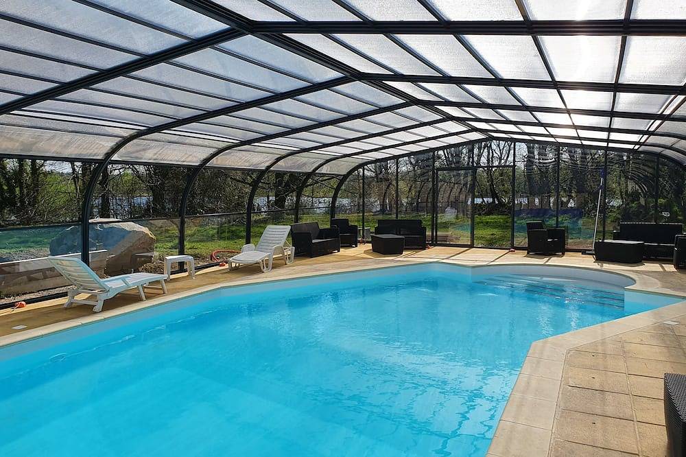 Grand gîte avec piscine privée couverte et chauffée, location we et semaine. in Plounérin, Région de Lannion