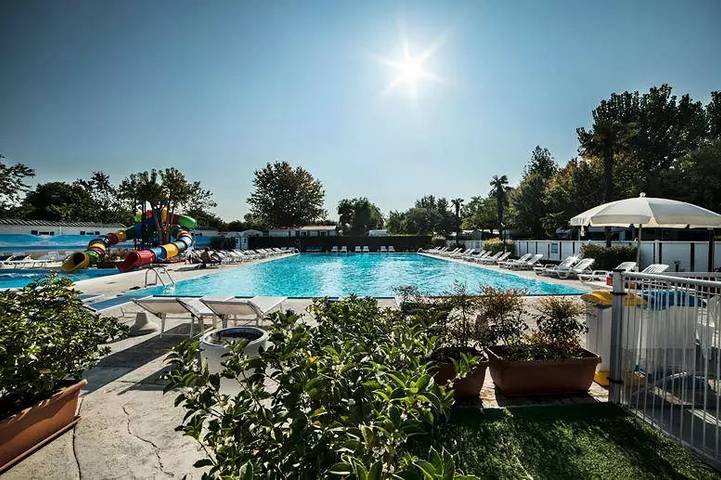 Camping für 4 Personen, mit Terrasse und Pool in Peschiera del Garda