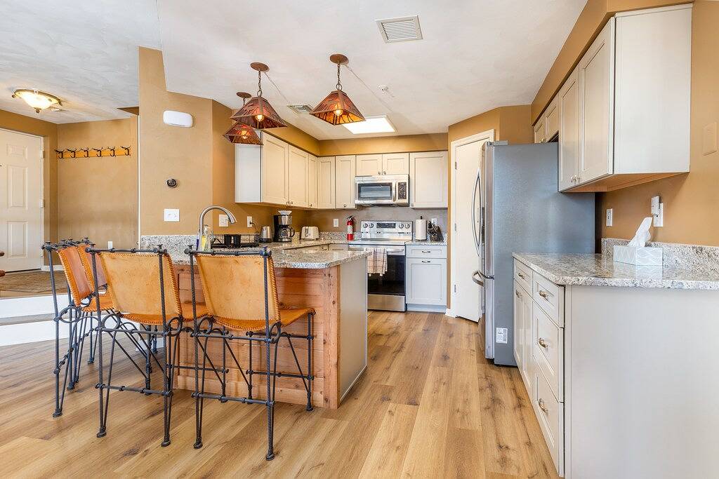 Ganze Wohnung, Prime Resort Location, Modern Ski/Out w/ Balcony in Seven Springs, Pennsylvania