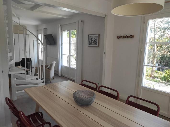 Location de vacances pour 6 personnes, avec terrasse ainsi que vue et jardin à Garches - 2