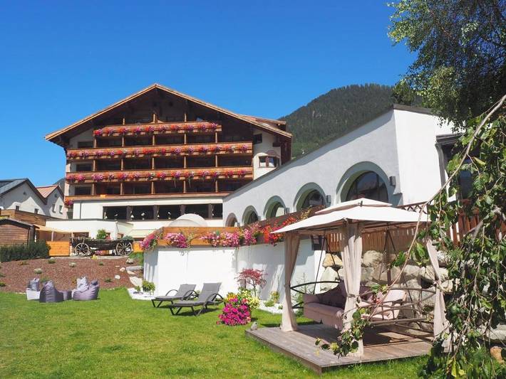 Hotel für 4 Personen, mit Balkon und Terrasse sowie Garten und Pool in Nauders